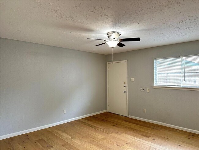 Foto del edificio - 8010 Roswell St