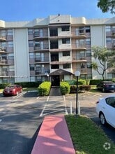 Building Photo - 2701 Riverside Dr