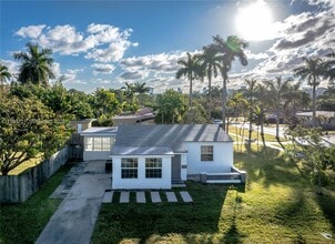 Building Photo - 1621 S 16th Ave