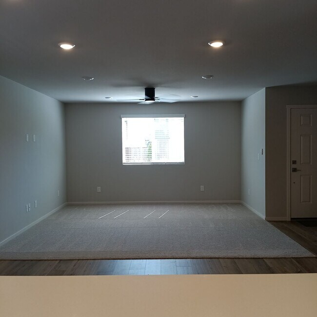 Building Photo - Beautiful Modern Home in Woodburn is Ready For You!!
