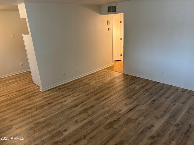 Foto del edificio - 310 W 8th Ave