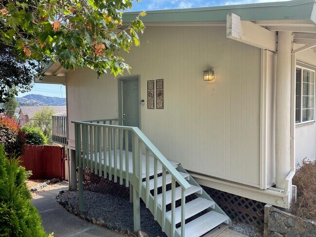 Foto del edificio - Gorgeous three bedroom two bathroom home with large backyard for rent!