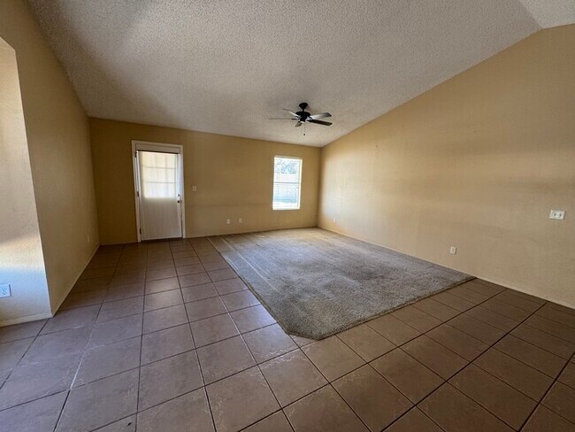 Foto del edificio - Glendale 3/2 With 2-Car Garage- 1/2 OFF FI...