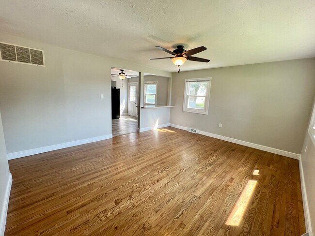 Building Photo - Charming 3 Bed 1 Bath Single Family Home