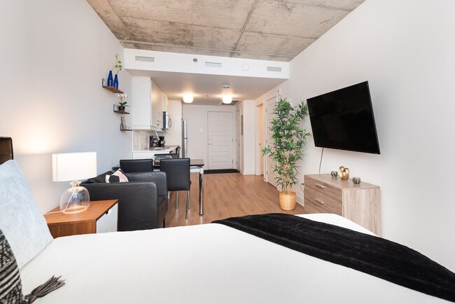 Building Photo - 1227 Av. de l'Hôtel-de-Ville