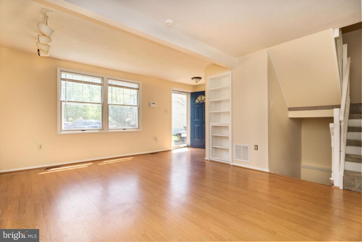 Foto principal - 6212 Hillside Rd