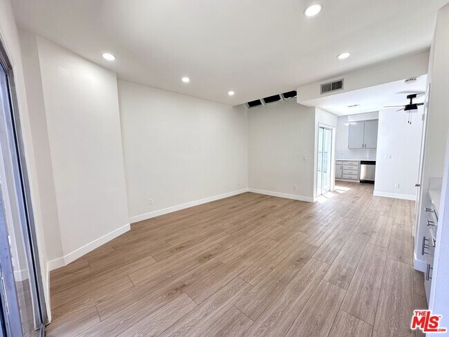 Foto del edificio - 9939 Topanga Canyon Blvd