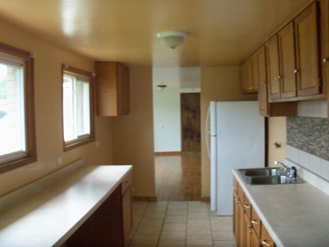 Building Photo - 16160 Hermitage Ave