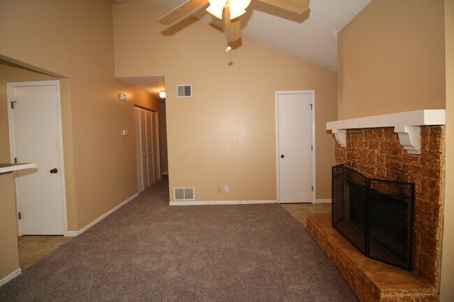 Building Photo - Ranch style 3 Bedroom 2 Bath home in Olathe