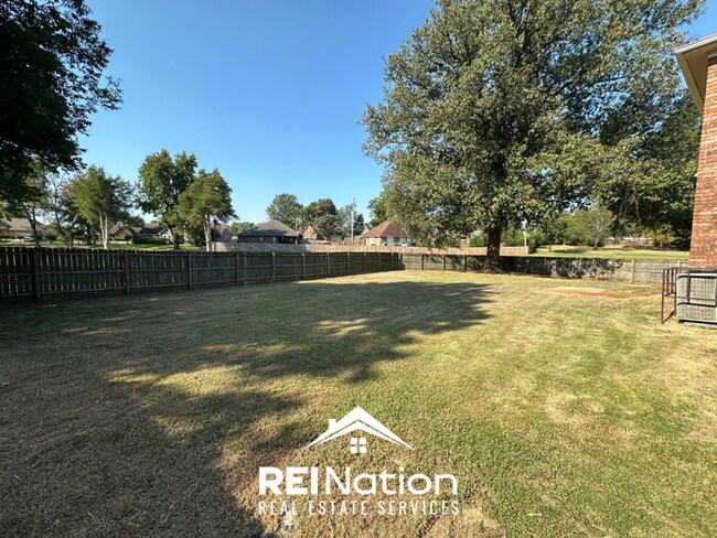 Building Photo - MEMPHIS GEM IN A COVE! 4BR/2.5BA | High Ceilings & Soaking Tub | 2-Car Garage!