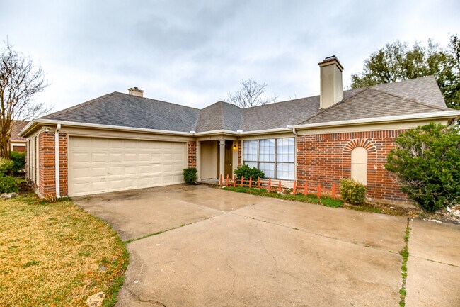 Building Photo - 1709 Huntington Dr