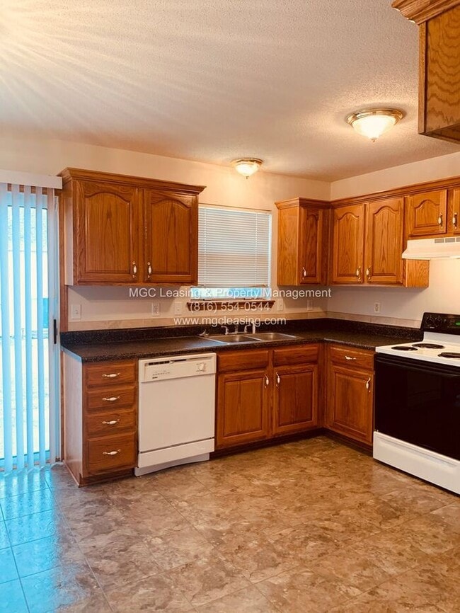 Foto del edificio - Spacious Raymore Townhome in Prime Remington Village Location