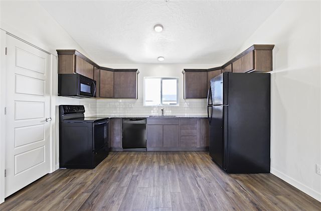 Foto del edificio - MOVE IN READY!