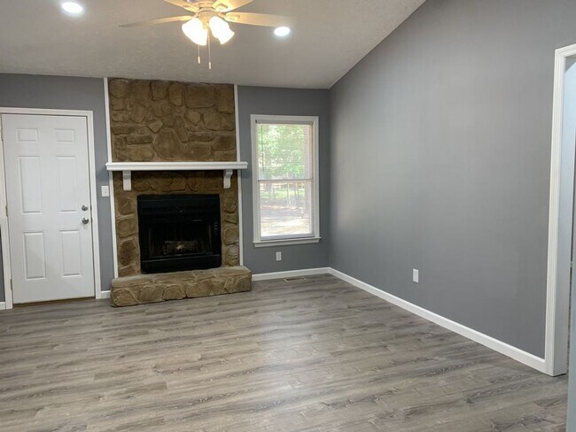Building Photo - Charming 3 Bed, 2 Bath Home in Fayetteville
