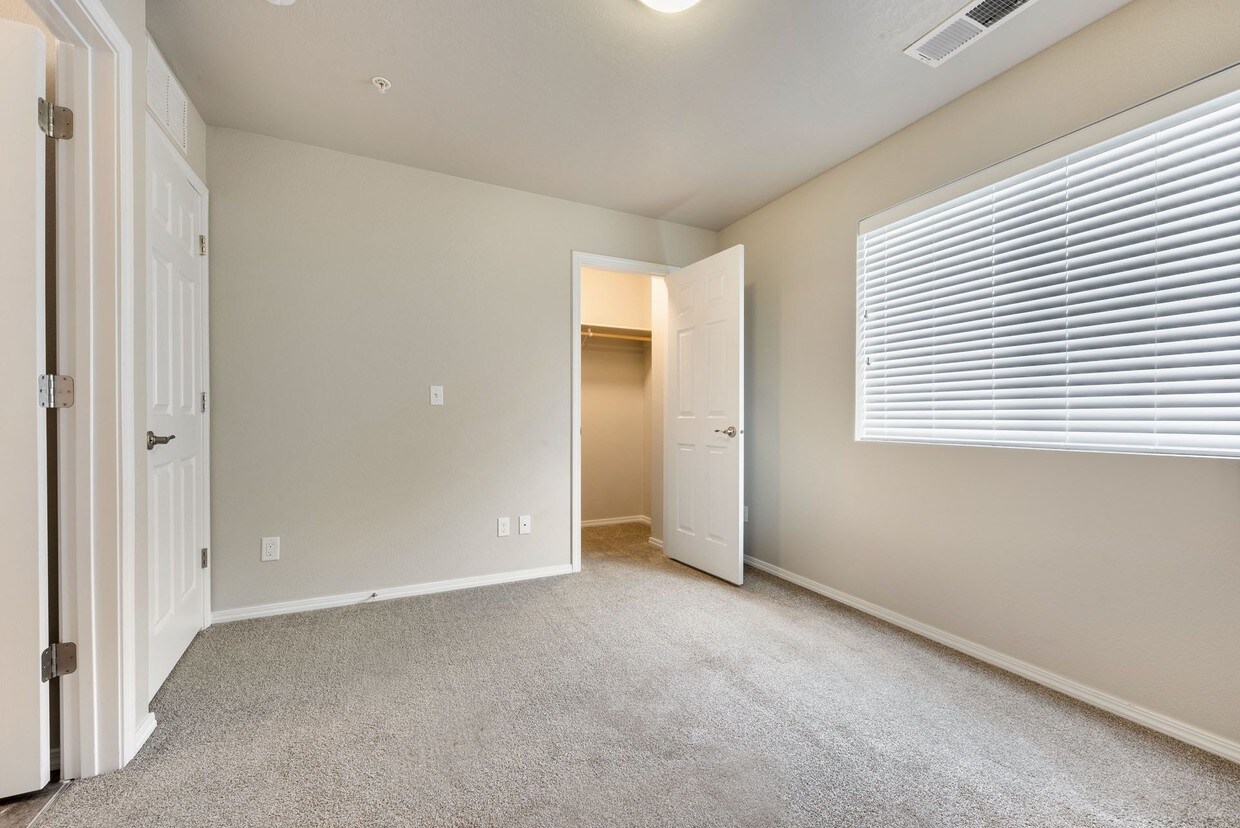 Primary Photo - 1288 E Everest St