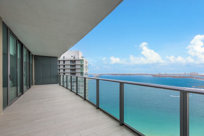 Foto del edificio - 650 NE 32nd St