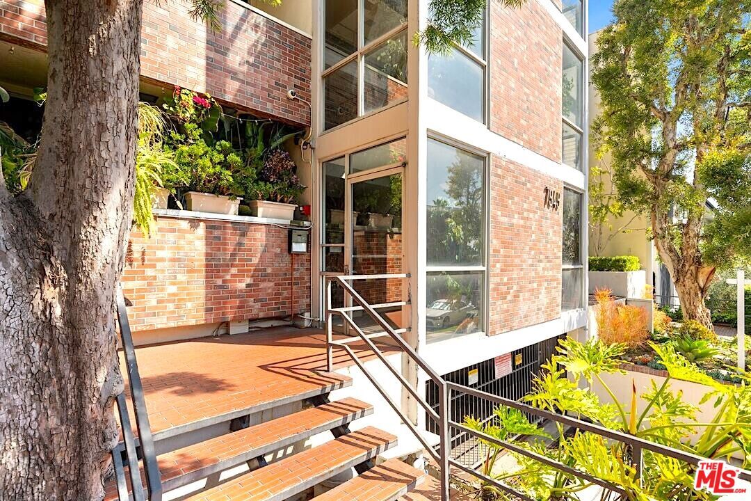 Foto principal - 7949 Selma Ave
