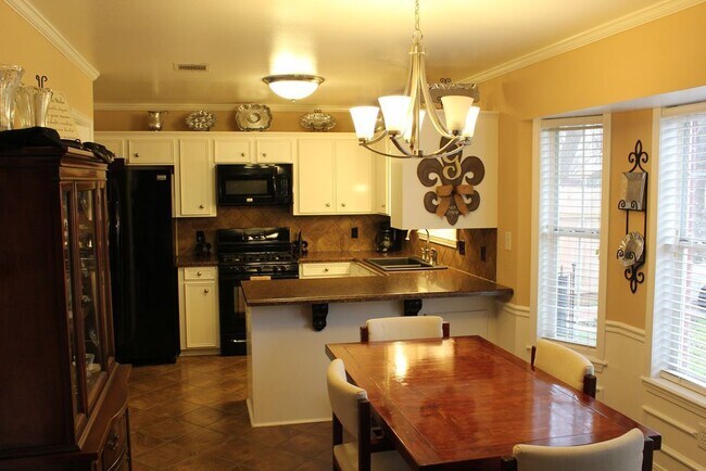 Building Photo - 1502 Winchester Dr