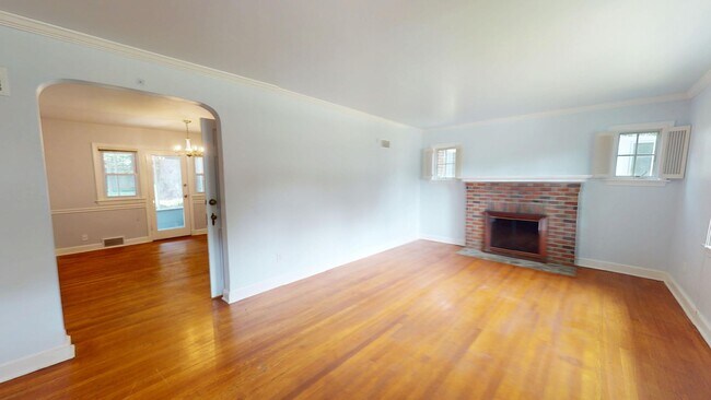 Foto del edificio - Spacious Three Bedroom Silver Spring House...