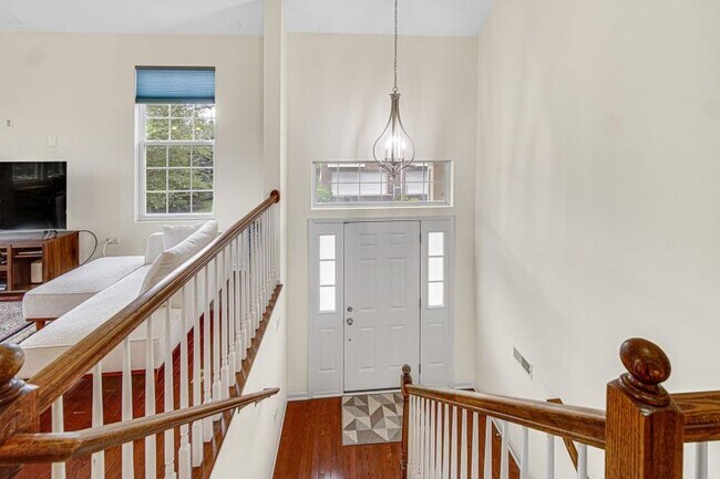 Foto del edificio - 3 bedroom in Naperville IL 60540
