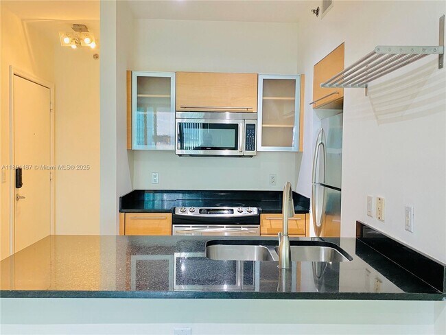 Building Photo - 950 Brickell Bay Dr