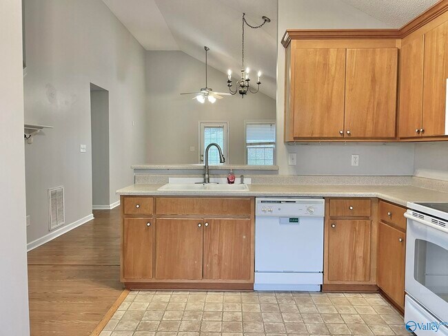 Building Photo - 186 Hollington Dr NE