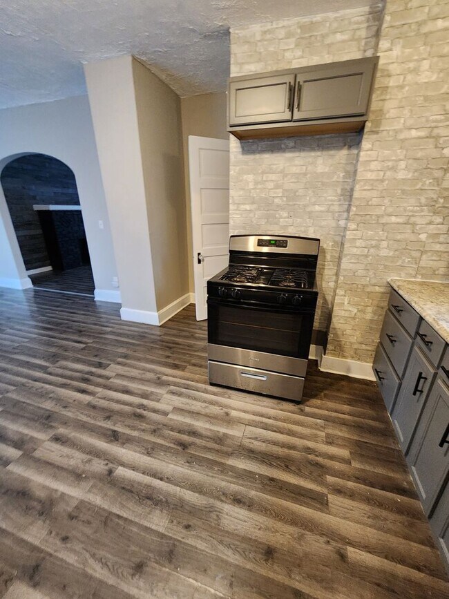 Foto del edificio - 3 Bedroom House for Rent on W 25th - MOVE IN READY AND CLEAN