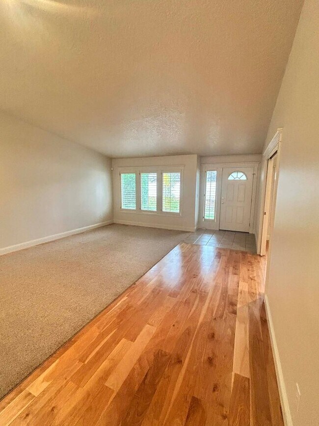 Foto del edificio - Spacious Duplex with 3-Car Garage & Private Patio!