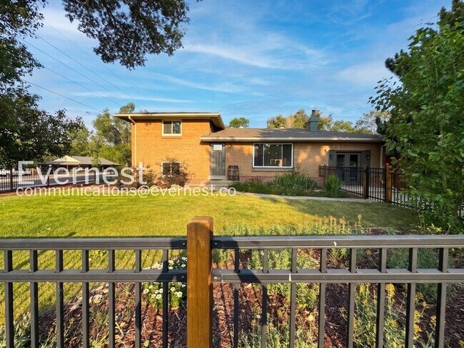Foto del edificio - 4-Bed/2-Bath House Charming Home with Fenced Yard/ Available Now!