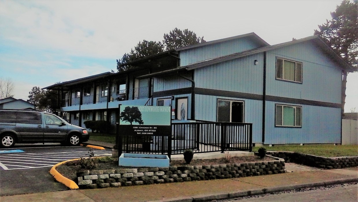 Primary Photo - Cottonwood Manor