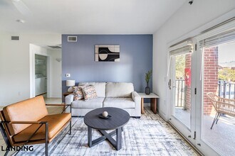 Building Photo - 20050 Oak Rd E