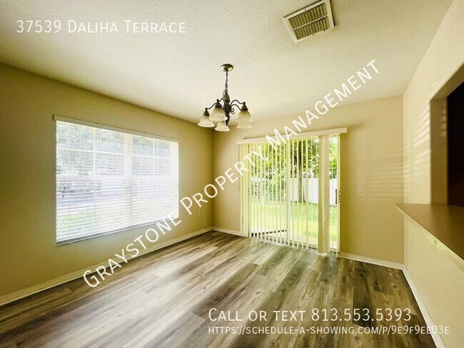 Foto del edificio - Zephyrhills townhome with three bedrooms a...