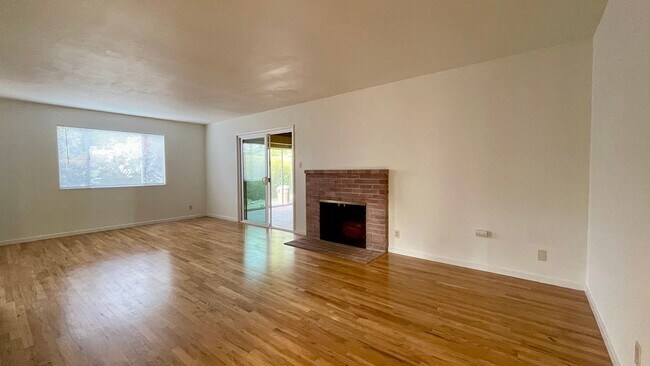 Foto del edificio - Single-Level in the Anholm Tract Downtown SLO with A/C and Great Backyard