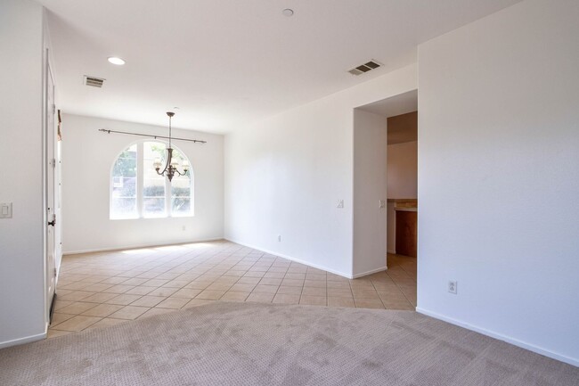 Building Photo - 3 bedroom  2.5 bathrooms /flex move dates