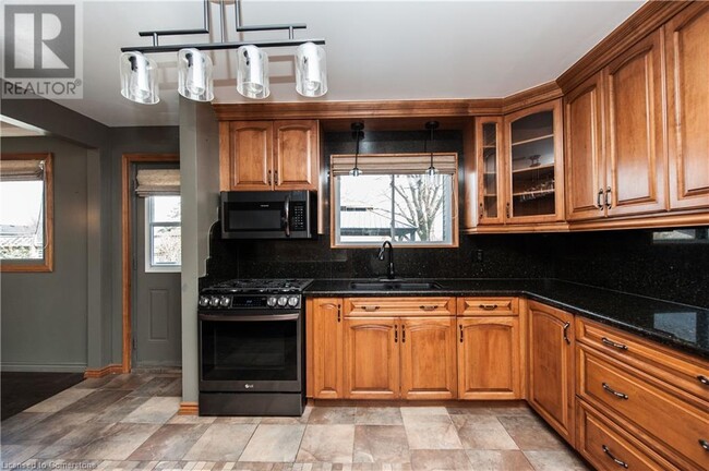 Building Photo - 7 Camelot Dr
