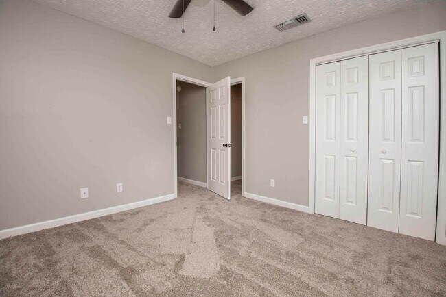 Building Photo - 10500 Shirland Ct