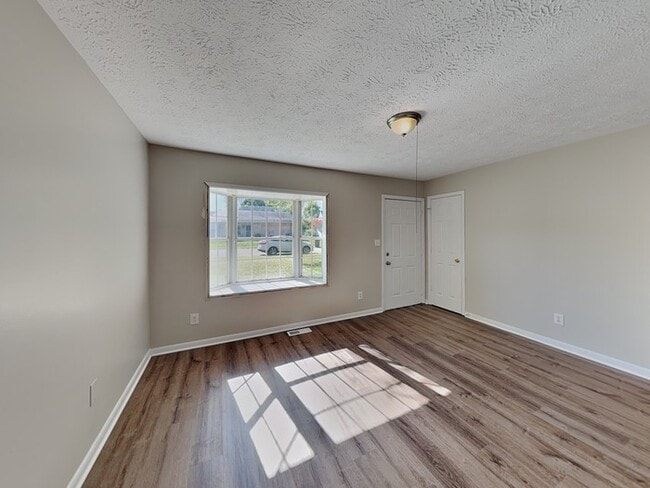 Building Photo - 83 N Wagon Rd