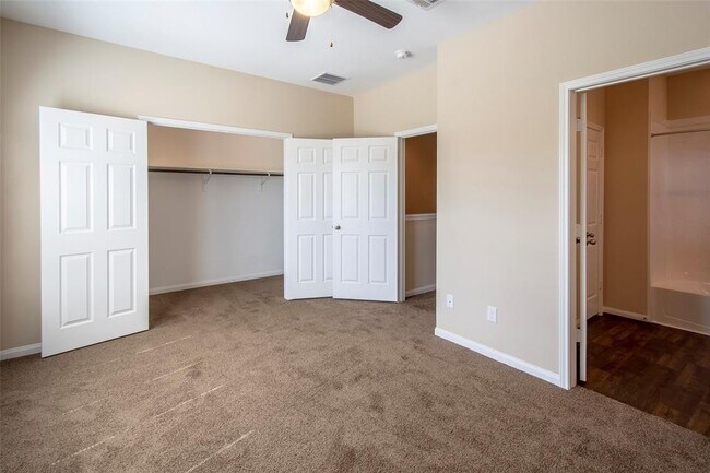 Foto del edificio - 8146 Cabot St