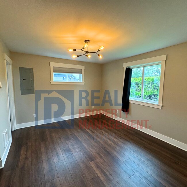 Building Photo - MOVE IN SPECIAL! $400 OFF MOVE IN!