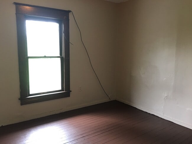 Foto del edificio - 3 Bed 1 Bathroom Available in Springfield +