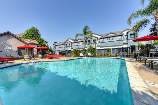 Piscina con estilo de centro turístico - Terraces at Stanford Ranch