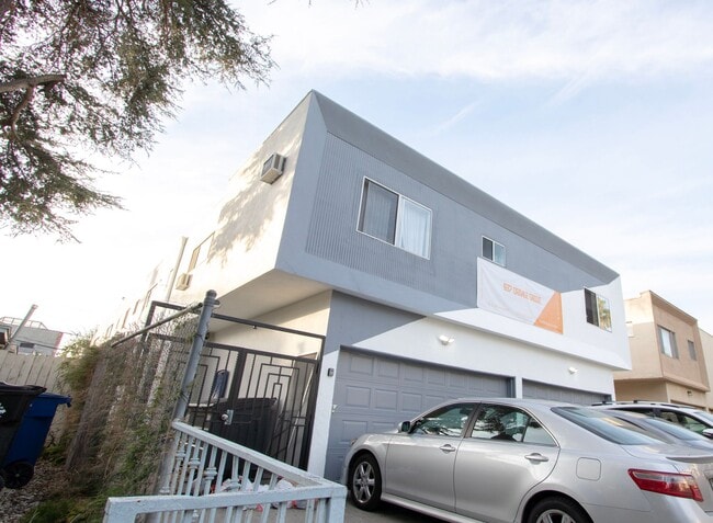 Building Photo - 937 N Orange Grove Ave