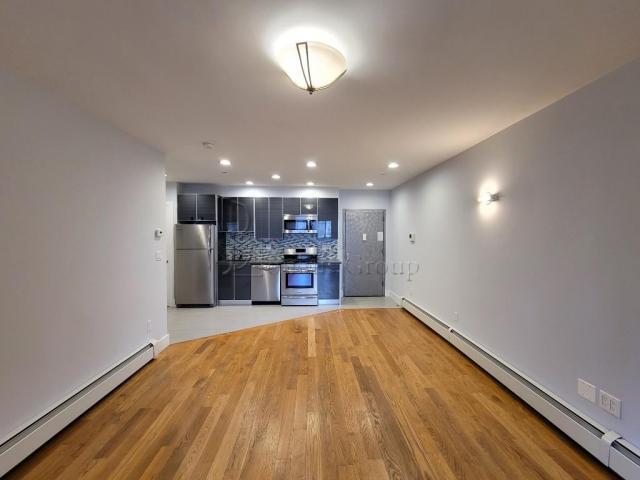 Foto del edificio - 1 bedroom in ASTORIA NY 11103