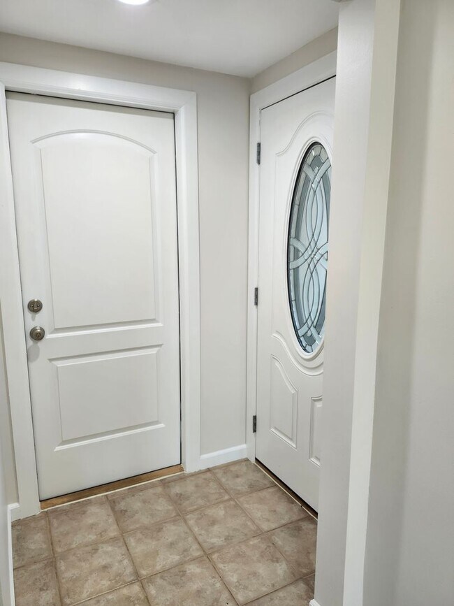 Building Photo - 3 Bedroom Duplex within walking distance t...
