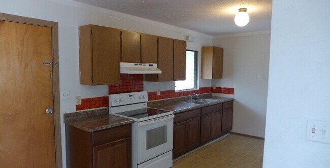 Foto del edificio - Three Bedroom Home