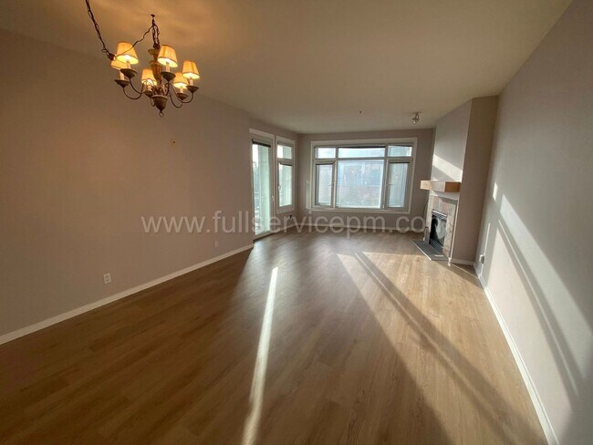 Foto del edificio - RARE OPENING at Waterfront Landing – Spacious Waterfront 1BR w/ Private Deck, Views & Direct Pike...