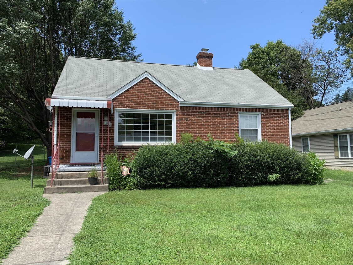 Primary Photo - 2408 King St NE