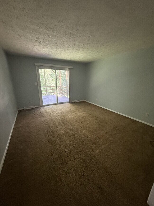 Foto del edificio - 2 Bedroom 1 Bathroom Apartment in Madison Heights with off street parking.