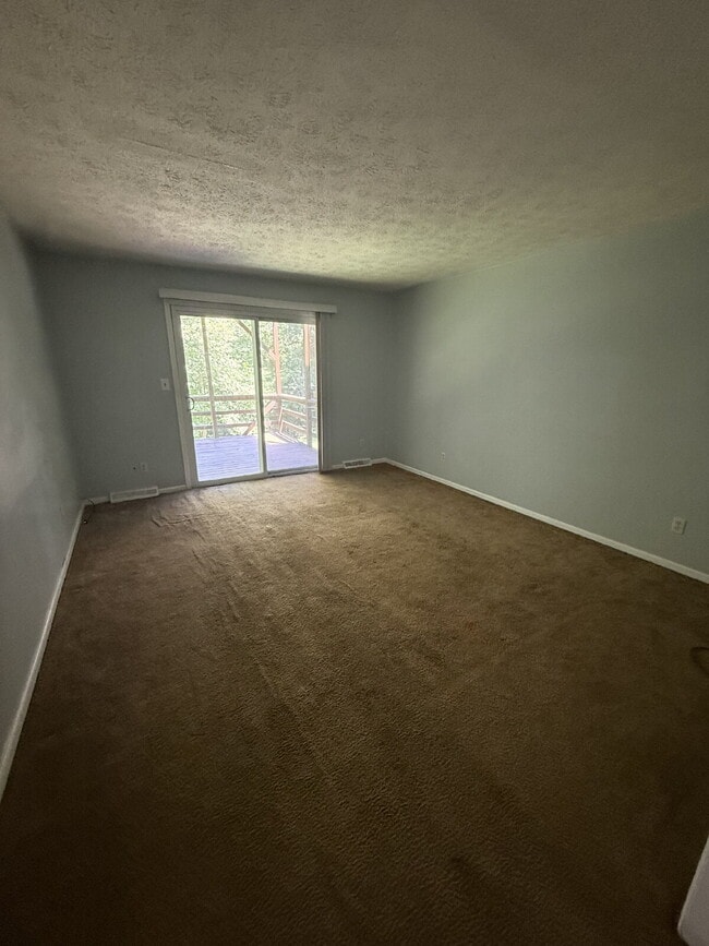 Building Photo - 2 Bedroom 1 Bathroom Apartment in Madison Heights with off street parking.