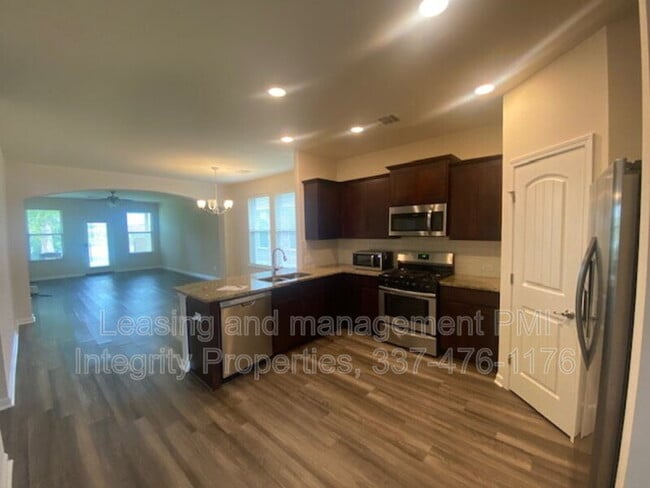 Building Photo - 121 Rue Viansa